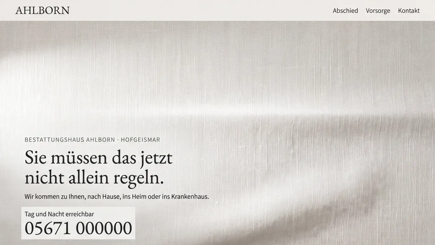 Entwurf einer Website für ein erfundenes Bestattungshaus: helles Leinen im Streiflicht, Überschrift „Sie müssen das jetzt nicht allein regeln“ und darunter eine Rufnummer für Tag und Nacht.