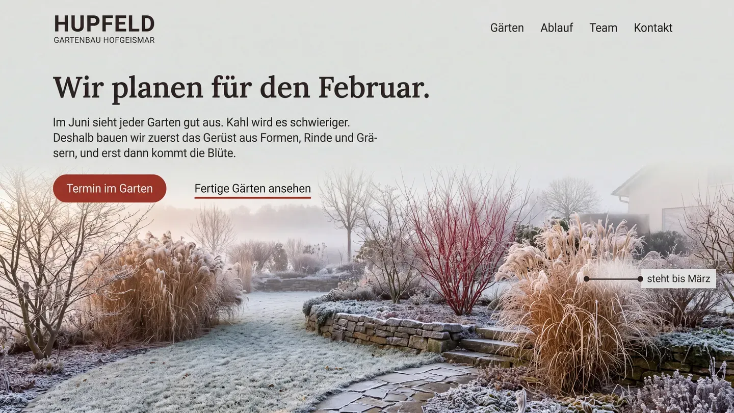 Entwurf einer Website für einen erfundenen Garten- und Landschaftsbau: ein bereifter Garten im Winter, Überschrift „Wir planen für den Februar“.