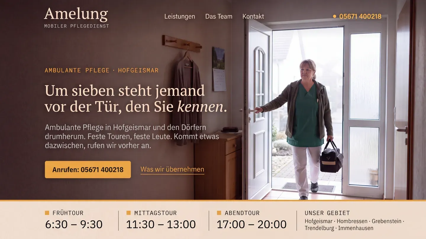 Entwurf einer Website für einen erfundenen mobilen Pflegedienst: eine Pflegerin öffnet die Haustür, daneben die Zeile „Um sieben steht jemand vor der Tür, den Sie kennen“ und eine Leiste mit den Tourzeiten.