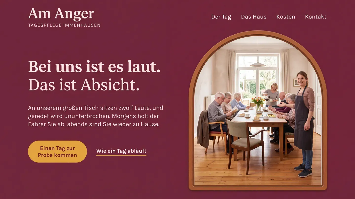Entwurf einer Website für eine erfundene Tagespflege: weinrote Fläche, ein langer gedeckter Tisch mit zwölf Gästen im Bogenausschnitt, Überschrift „Bei uns ist es laut. Das ist Absicht.“